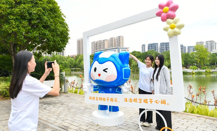 市民朋友在网信主题公园内打卡留念_副本.jpg